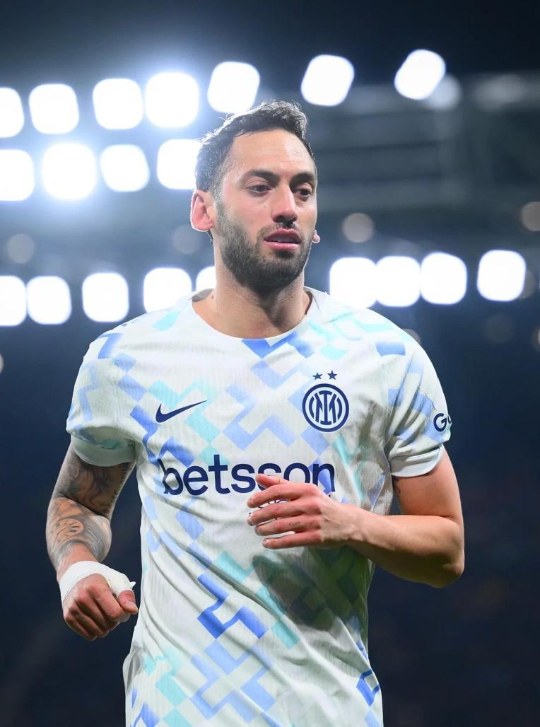 开云-国米官方：恰尔汗奥卢左侧比目鱼肌出现肌肉劳损症状