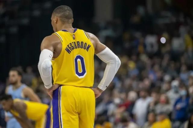 30支球队都不想要！新赛季韦少或在湖人板凳坐穿