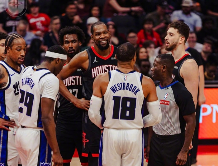 开云体育-场均17分,和2.5亿超级顶薪划清界限!作为夺冠热门,你们该考虑拆队|火箭|凯文·杜兰特|申京|明尼苏达森林狼队|弗雷德·范弗里特_新浪体育_新浪新闻